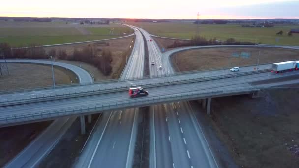 Hareket Halindeki Trafik Arabalarıyla Otoyol Kavşağının Havadan Görüntüsü — Stok video