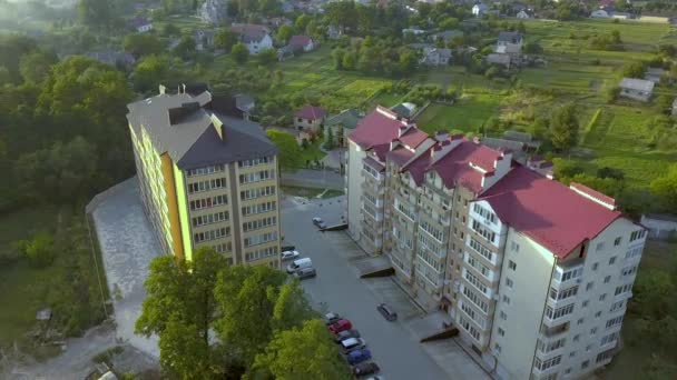 緑の住宅地にあるマルチストーリーアパートメントビルの空中ビュー — ストック動画