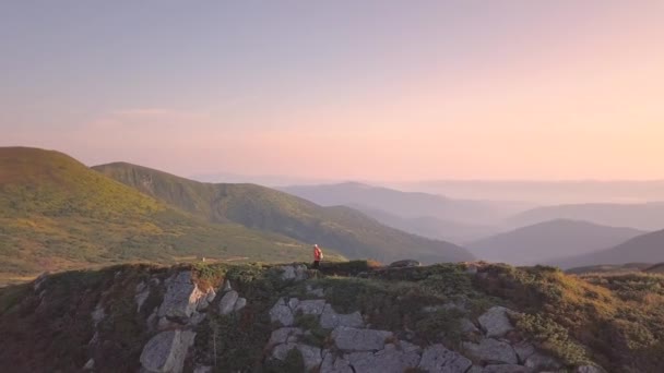 Tourist Hiker Backpack Running Mountain Path Carpathian Mountains Man Tourist — Stock Video