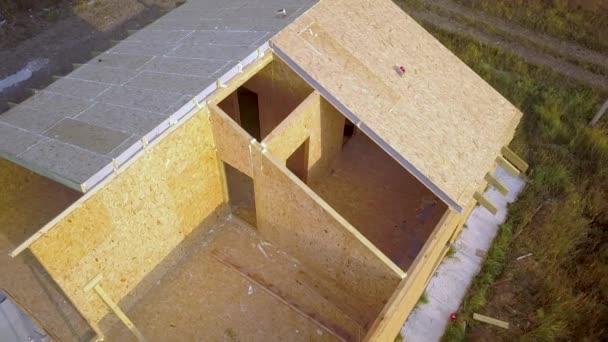 新しく 現代的なモジュール式の家の建設 内部発泡スチロール断熱材と複合木製のシップパネルから作られた壁 エネルギー効率の良い住宅コンセプトの新しいフレームを構築する — ストック動画