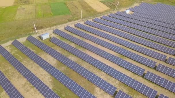 Güneş Enerjisi Santralinin Havadan Görüntüsü Temiz Ekolojik Enerji Üretmek Için — Stok video