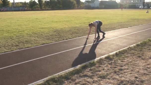 Giovane Donna Esecuzione Pista Corsa Stadio All Aperto — Video Stock