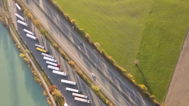 高速道路の高速移動交通と駐車場付きの高速道路州間道路の空中ビューのトップダウントラック — ストック動画