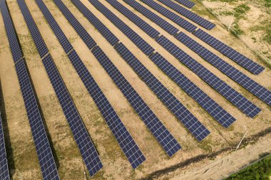 Güneş enerjisi santralinin havadan görünümü. Üretmek için elektrik panelleri 