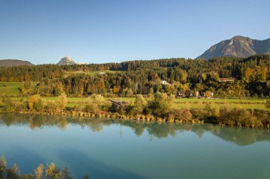 Avustralya 'daki köylü ve ormanlı yeşil çayır manzarası.