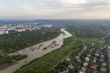 Yerleşim alanı ve su ile Ivano-Frankivsk şehir havadan görünümü