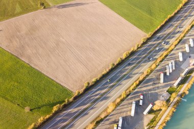 Anayol otobanının yukarıdan aşağıya bakan görüntüsü hızla ilerliyor.