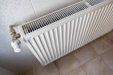 Isıtıcının rahata kavuşması için radyatör vanasını kapatın.