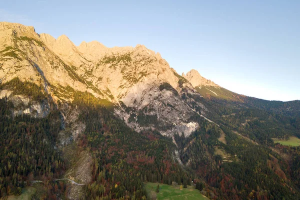 Αεροφωτογραφία των επιβλητικών ευρωπαϊκών Άλπεων βουνά καλύπτονται σε everg — Φωτογραφία Αρχείου