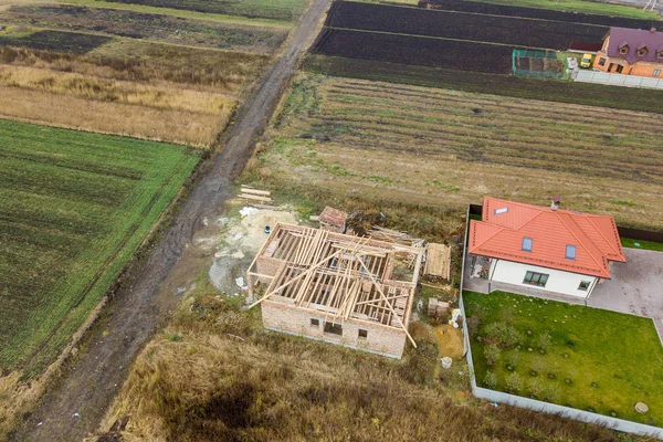 Luftaufnahme von oben nach unten von zwei Privathäusern, eines im Bau — Stockfoto
