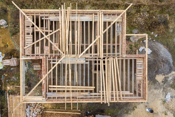 Vista aérea de arriba hacia abajo de una casa en construcción con r de madera — Foto de Stock
