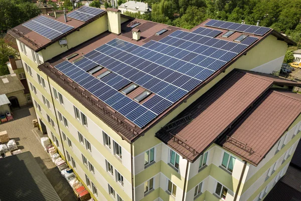 Vista aérea de muchos paneles solares montados en un edificio industrial — Foto de Stock