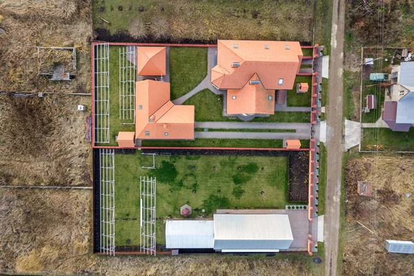 De cima para baixo vista aérea de uma casa privada com telhado de azulejos vermelhos e — Fotografia de Stock