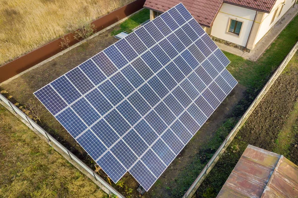 Letecký pohled na velký modrý solární panel instalovaný na pozemní konstrukci — Stock fotografie