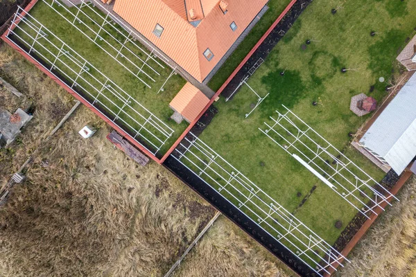 Vista aérea de arriba hacia abajo de una casa privada con techo de azulejos rojos y — Foto de Stock