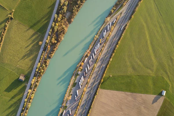 Bovenaanzicht vanuit de lucht van de snelweg snelweg snelweg met snel bewegende — Stockfoto