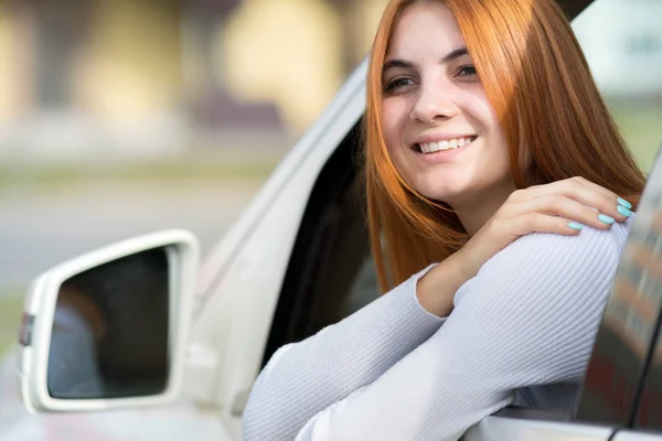 Молодая женщина с рыжими волосами водит машину . — стоковое фото