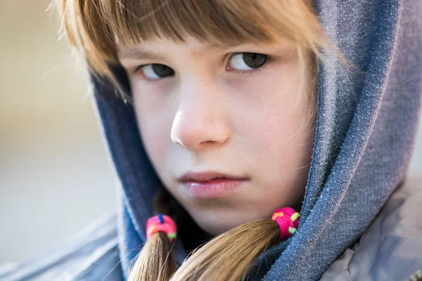 Portret van gelukkig kind meisje in warme kleren in de herfst buiten. — Stockfoto