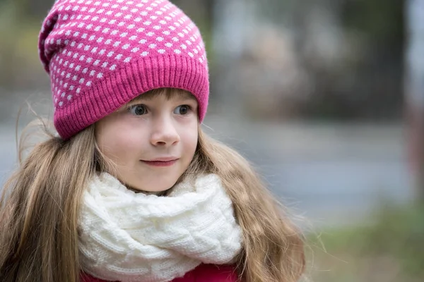 Menina bonita em roupas quentes de inverno de malha ao ar livre . — Fotografia de Stock