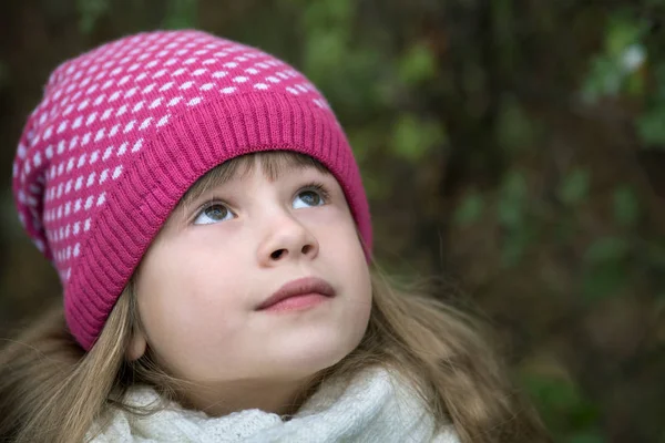 Dışarıda kalın örülü kışlık giysiler içinde güzel bir kız çocuğu..