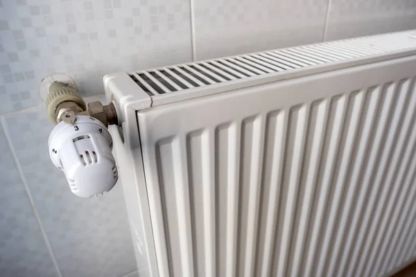 Närbild av värme radiator ventil för bekväm temperatur re — Stockfoto