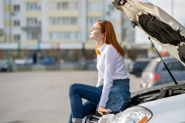 Joven mujer estresada conductor cerca de coche roto con la capucha estalló wai — Foto de Stock