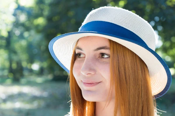 Портрет шикарной улыбающейся девочки-подростка в желтой шляпе и с — стоковое фото