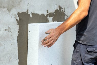 Ön cephe duvarının köpük çarşaflarla yalıtılması. Polystyrene in
