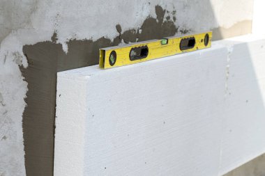 Ön cephe duvarının köpük çarşaflarla yalıtılması. Polystyrene in