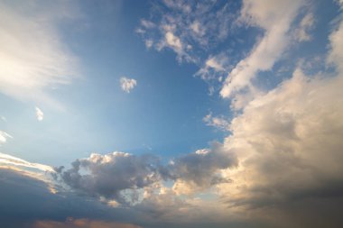 Mavi gökyüzü beyaz kabarık bulutlarla kaplı.