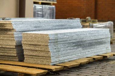 Granit mermer levha yığınları. Dekoratif eksileri için taş levhalar