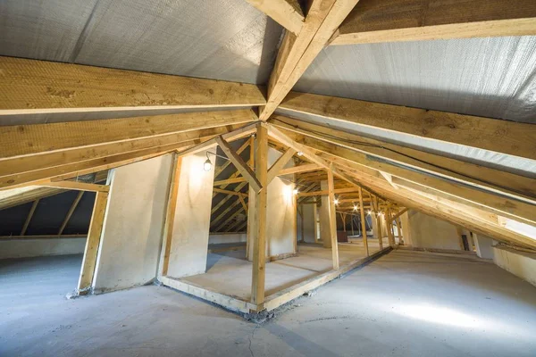 Sótão de um edifício com raios de madeira de uma estrutura de telhado . — Fotografia de Stock