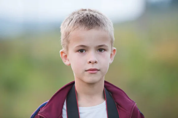 Portrait of a serious child boy outdoors. — Stock Photo, Image