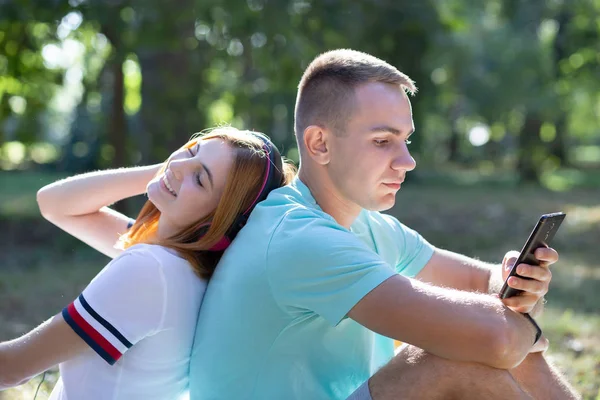 Jovem casal adolescente se divertindo ao ar livre no parque de verão. Menina wi — Fotografia de Stock