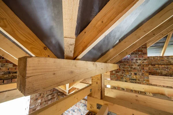 Zolder van een gebouw in aanbouw met houten balken van een ro — Stockfoto