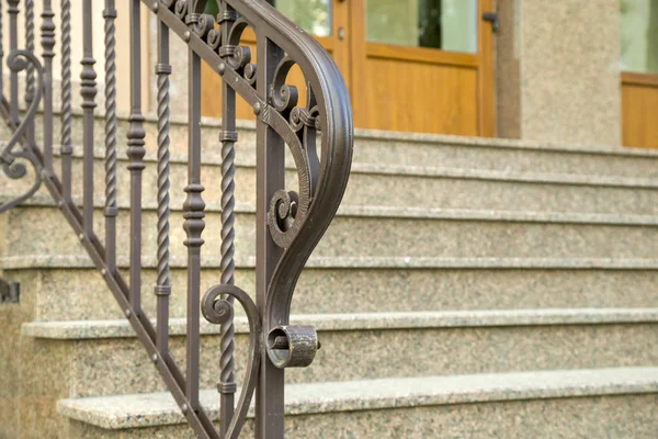 Detalhe de uma fachada de casa. Novas escadas de granito com grades de metal — Fotografia de Stock