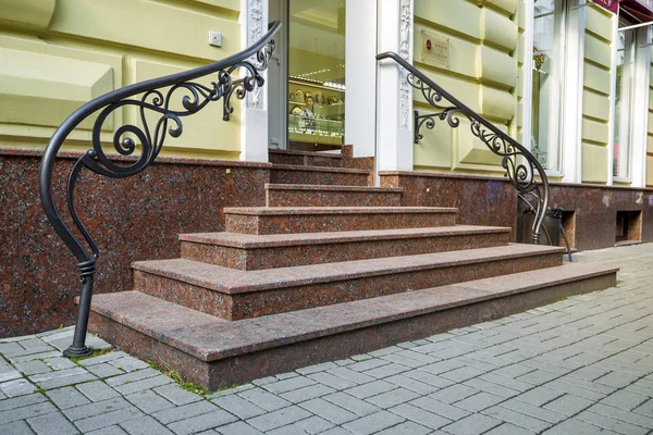 Detal fasady domu. Nowe schody z granitu z metalowymi balustrady — Zdjęcie stockowe