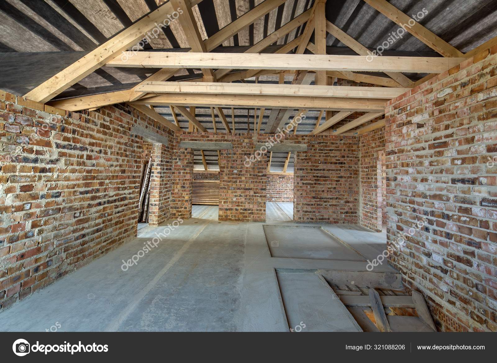Ático de un edificio en construcción con vigas de madera de un ro — Foto de  stock #321088206 © bilanol.i.ua, image size:1600x1167