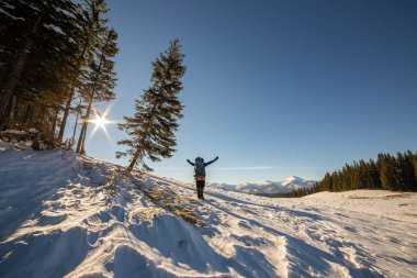 Kışın ayakta duran kollarını kaldırmış yürüyüşçü doğayı kaplamıştı.