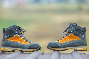 Bulanık sırtında bir çift deri yürüyüş kış botu.