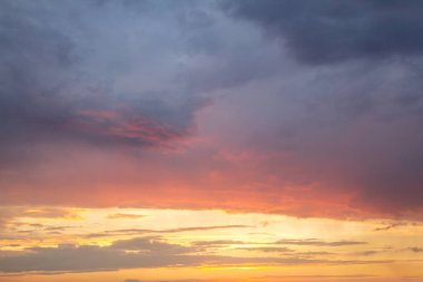 Günbatımı Gökyüzü Turuncu Kabarık Bulutlarla kaplı Akşam vakti.