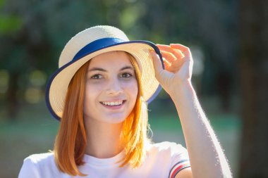 Sarı şapkalı kızıl saçlı yeniyetme kızın yakın plan portresi.