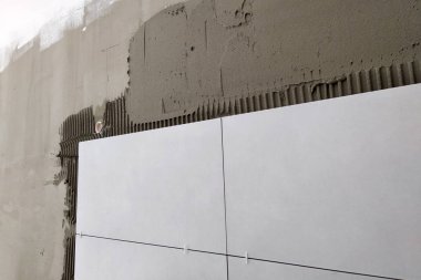 Harç tutkal üzerine duvar seramik karo montajı.