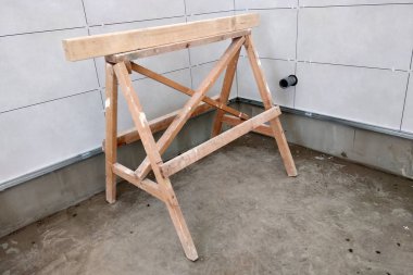 Harç tutkal üzerine duvar seramik karo montajı.