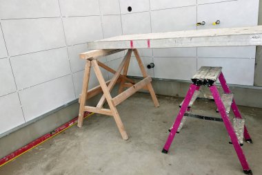 Harç tutkal üzerine duvar seramik karo montajı.