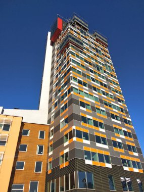 Yüksek çok katlı ofis binasının alçak açılı görüntüsü.