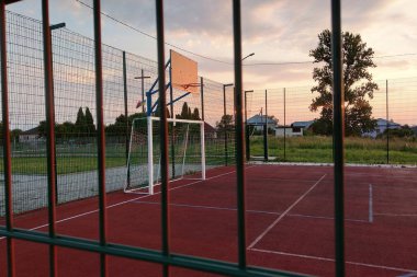 Açık hava mini futbol ve basketbol sahası ile top kapısı ve b