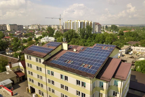 Endüstriyel binaya monte edilmiş birçok güneş panelinin havadan görünümü — Stok fotoğraf