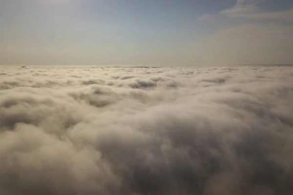 Beyaz bulutlar ve berrak mavi gökyüzü üzerinde havadan görünümü. — Stok fotoğraf