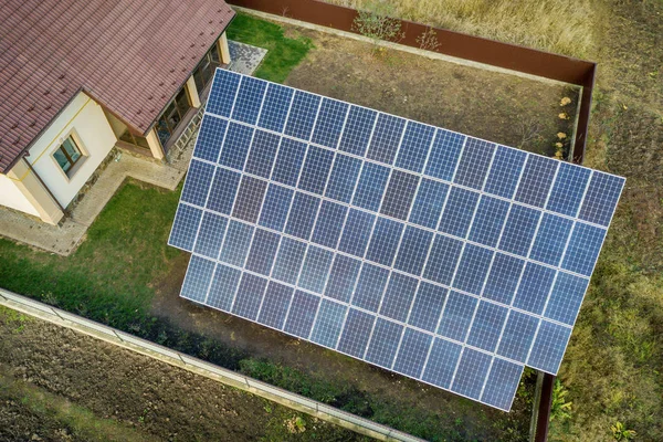 Letecký pohled na velký modrý solární panel instalovaný na pozemní konstrukci — Stock fotografie